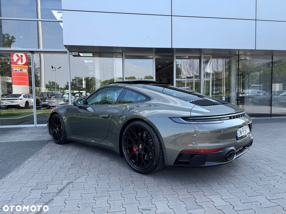 Porsche 911 Carrera 4 GTS - 10