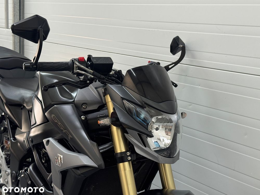 Suzuki GSR - 13