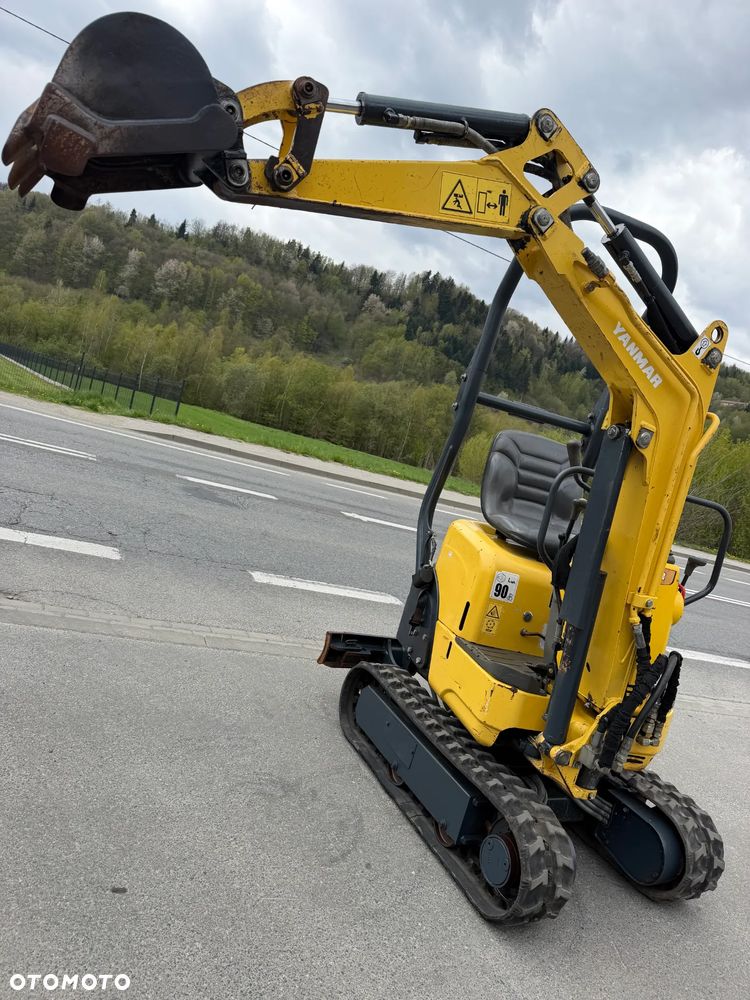 Yanmar SV08-1AS Japońska Minikoparka Gąsienicowa. Koparka 1,1 tony. Maszyna jak Nowa. 2017rok. Pochodzi z Norweskiego Gospodarstwa Ogrodniczego! 2 Rozsuwane Podwozie. Dokumentacja. Dodatkowe sekscje Hydrauliczne na młot lub wiertnice. Ani deka luzów czy wycieków. Szybkozłącze. Skrętne ramię. OKAZJA Zadbana Maszyna! Bardzo oszczędny silnik Yanmar. Mocne pompy Hydrauliczne!! 851mtg. Ani deka luzów czy wycieków, Aktualna Dekra. Po serwisach! - 21