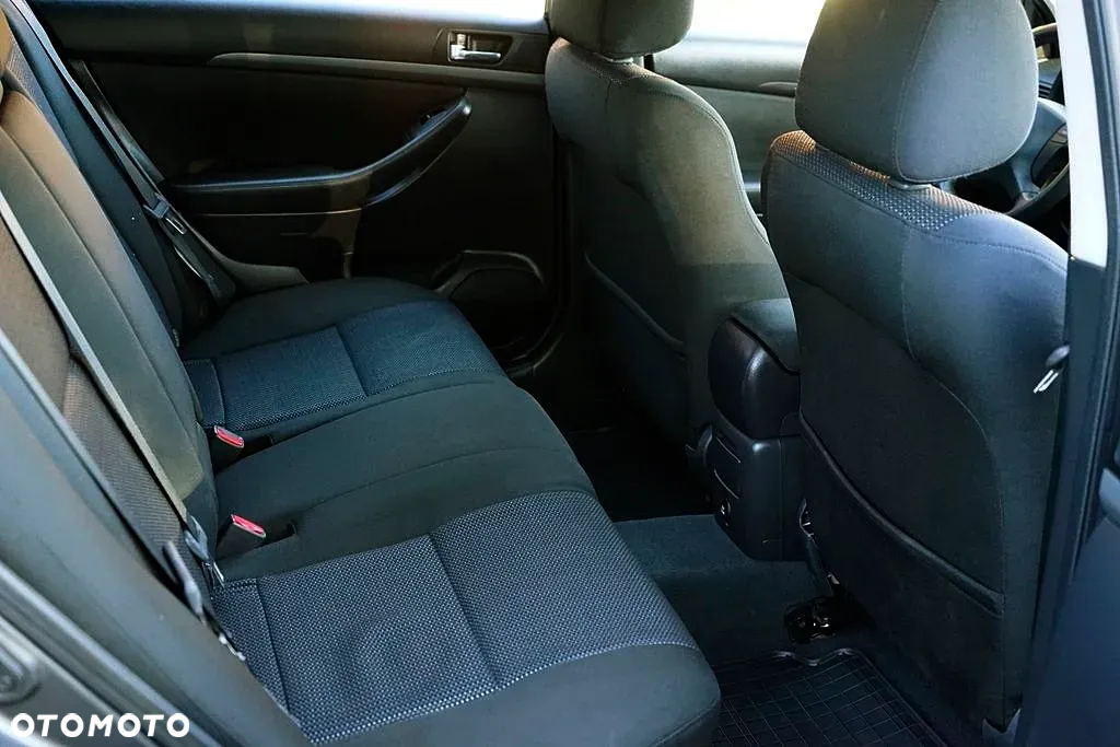 Toyota Avensis Combi 2.0 D-4D - 16