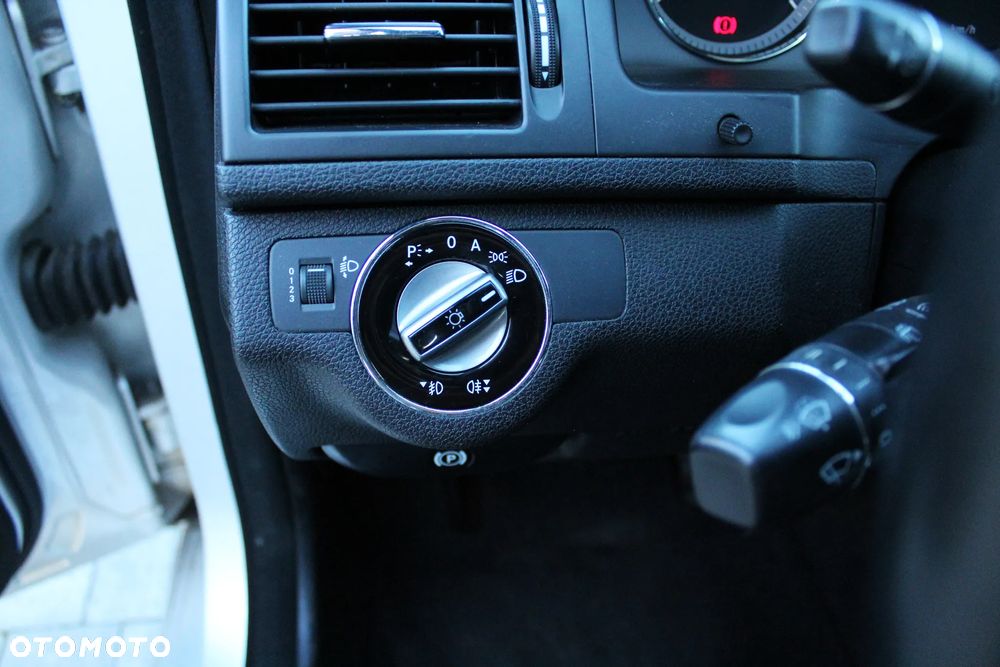 Mercedes-Benz Klasa C 180 T CGI Automatik BlueEFFICIENCY Avantgarde - 29