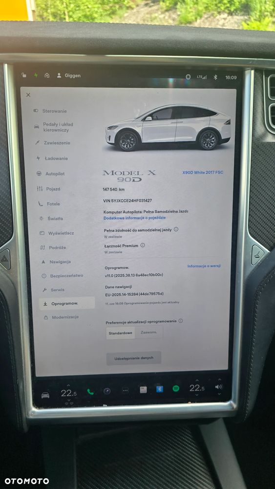 Tesla Model X - 25