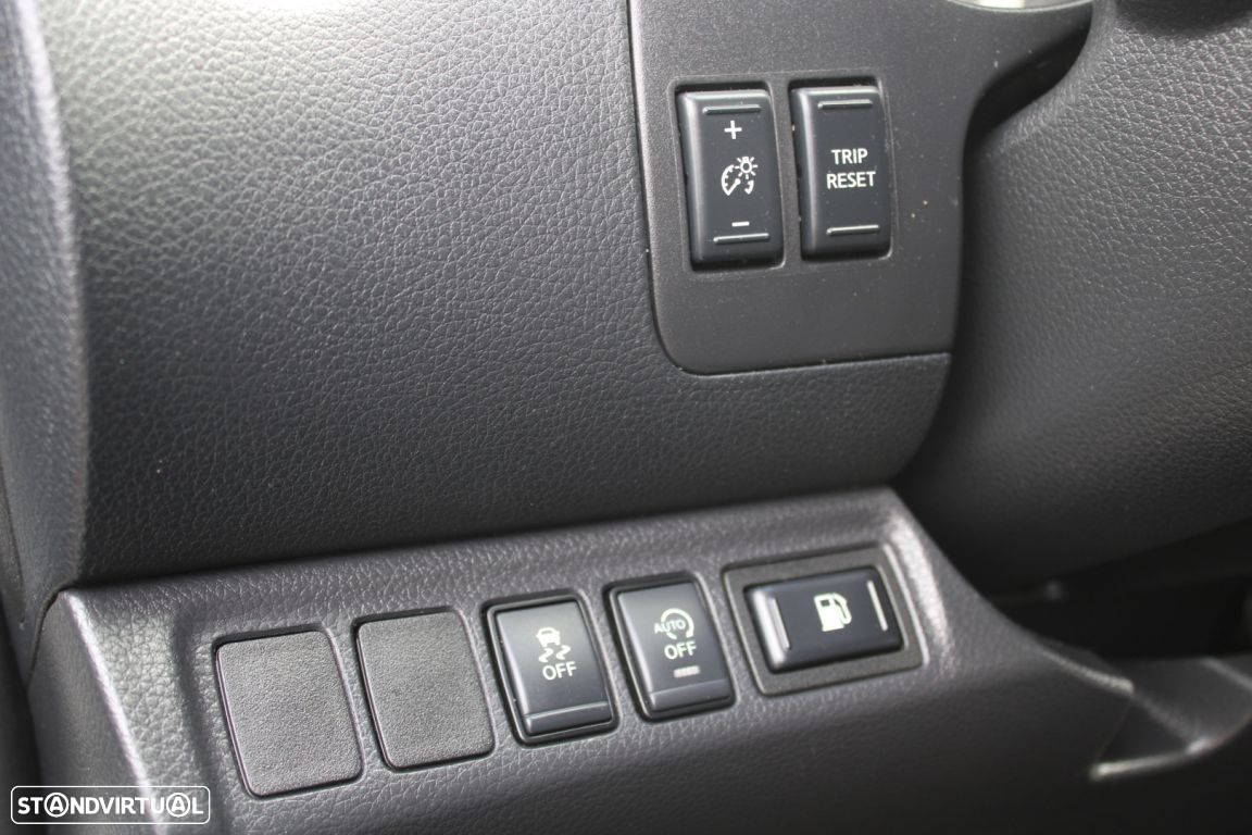 Nissan Navara 2.3 dCi CD 4WD N-Connecta Nav - 24