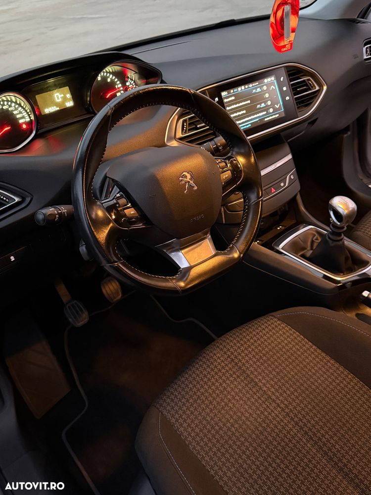 Peugeot 308 - 8