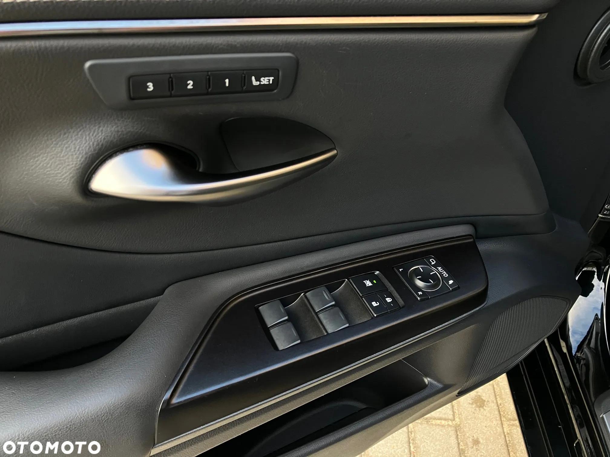 Lexus ES 300h F Sport - 32