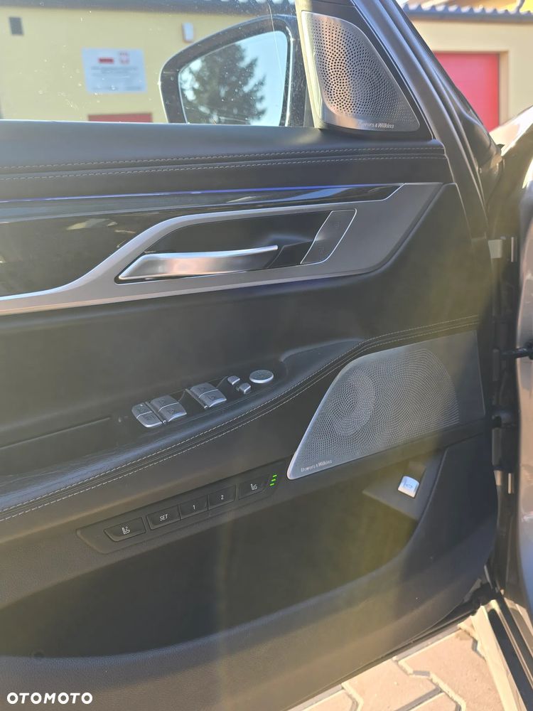 BMW Seria 7 750i xDrive sport - 17