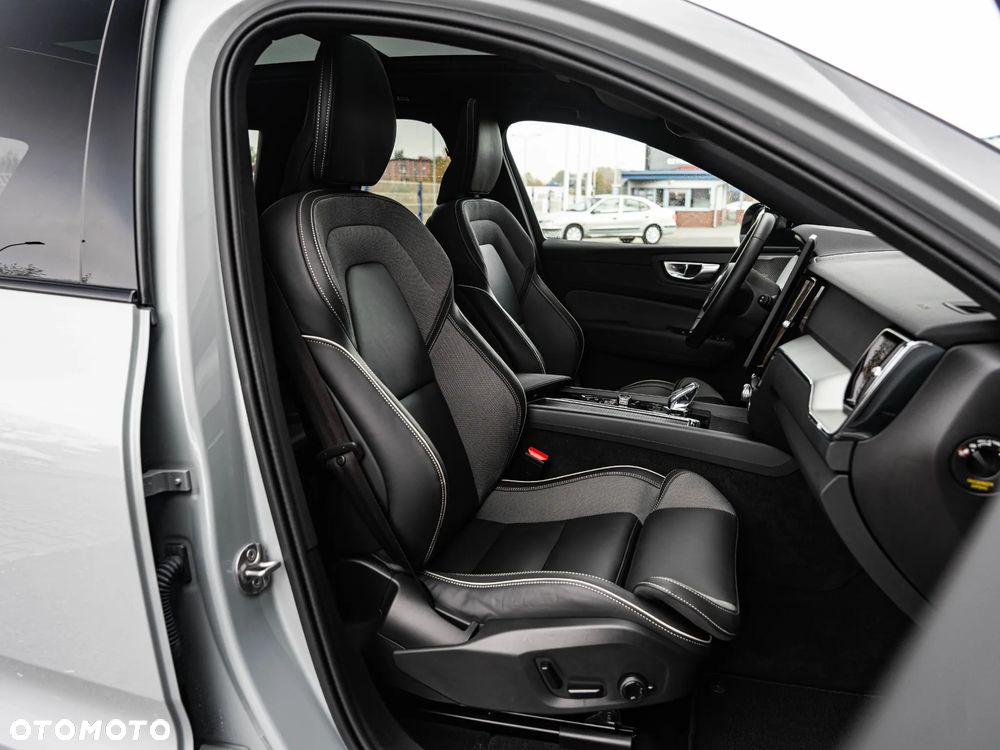 Volvo XC 60 B5 B AWD Plus Dark - 25