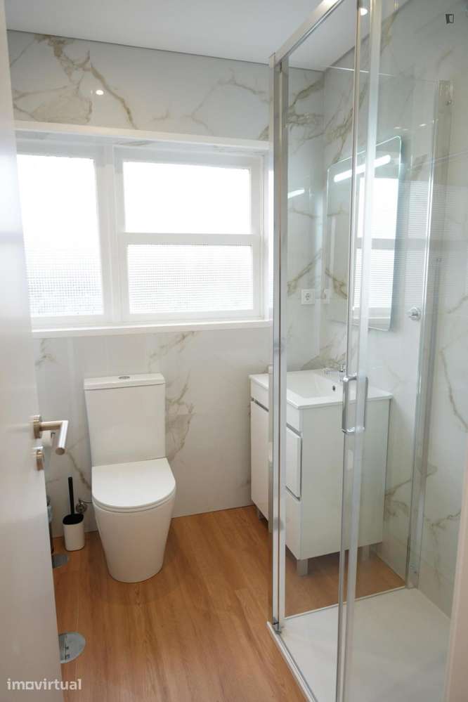 Quarto - localizado em Mafamude Porto - Grande imagem: 2/8