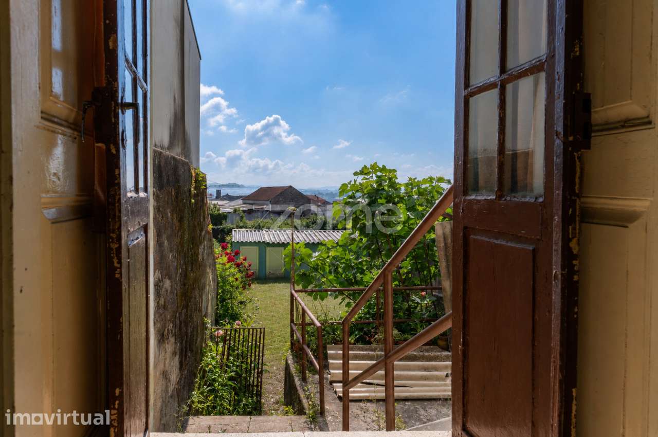 Moradia para reabilitar com enorme jardim na Rua do Bonfim - Grande imagem: 3/25