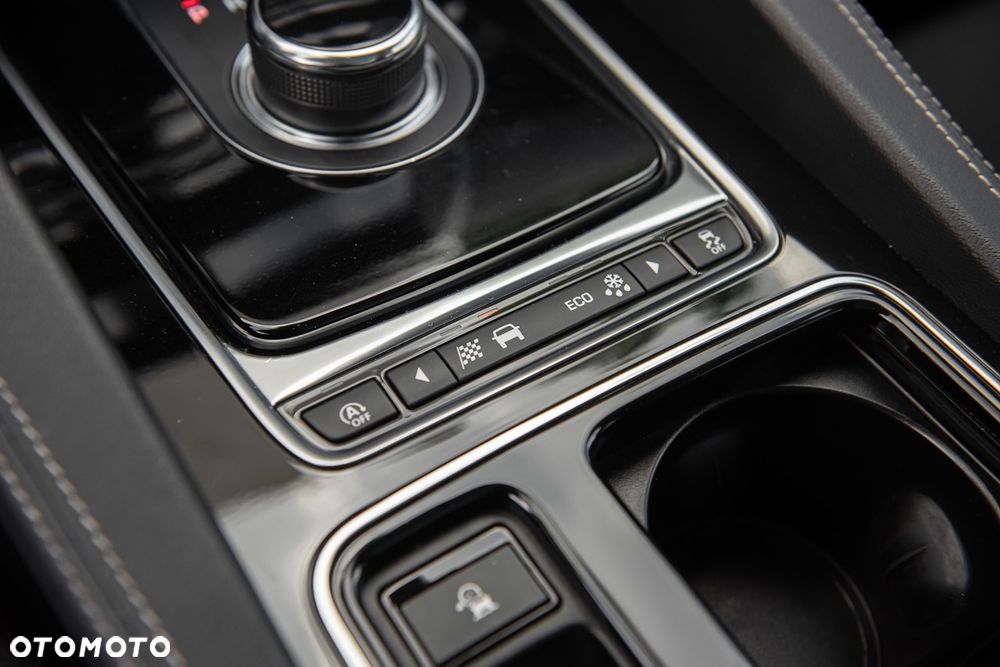 Jaguar F-Pace P250 AWD R-Dynamic S - 26