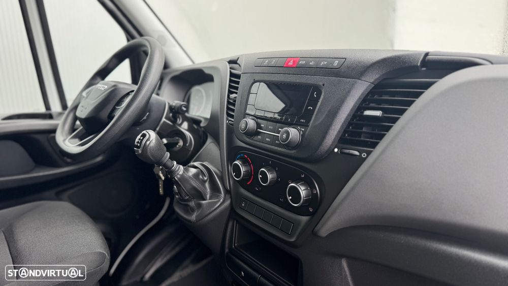 Iveco Daily 3.0 35S16H C/ Plat. Elevatória - 27