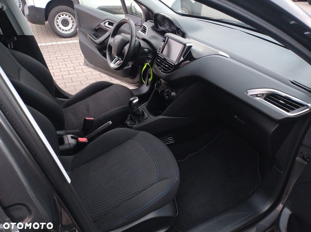 Peugeot 208 - 18