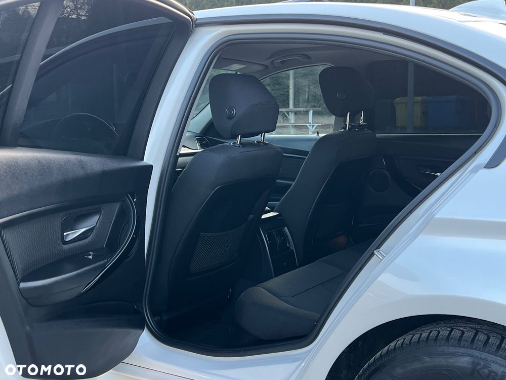 BMW Seria 3 318i - 4