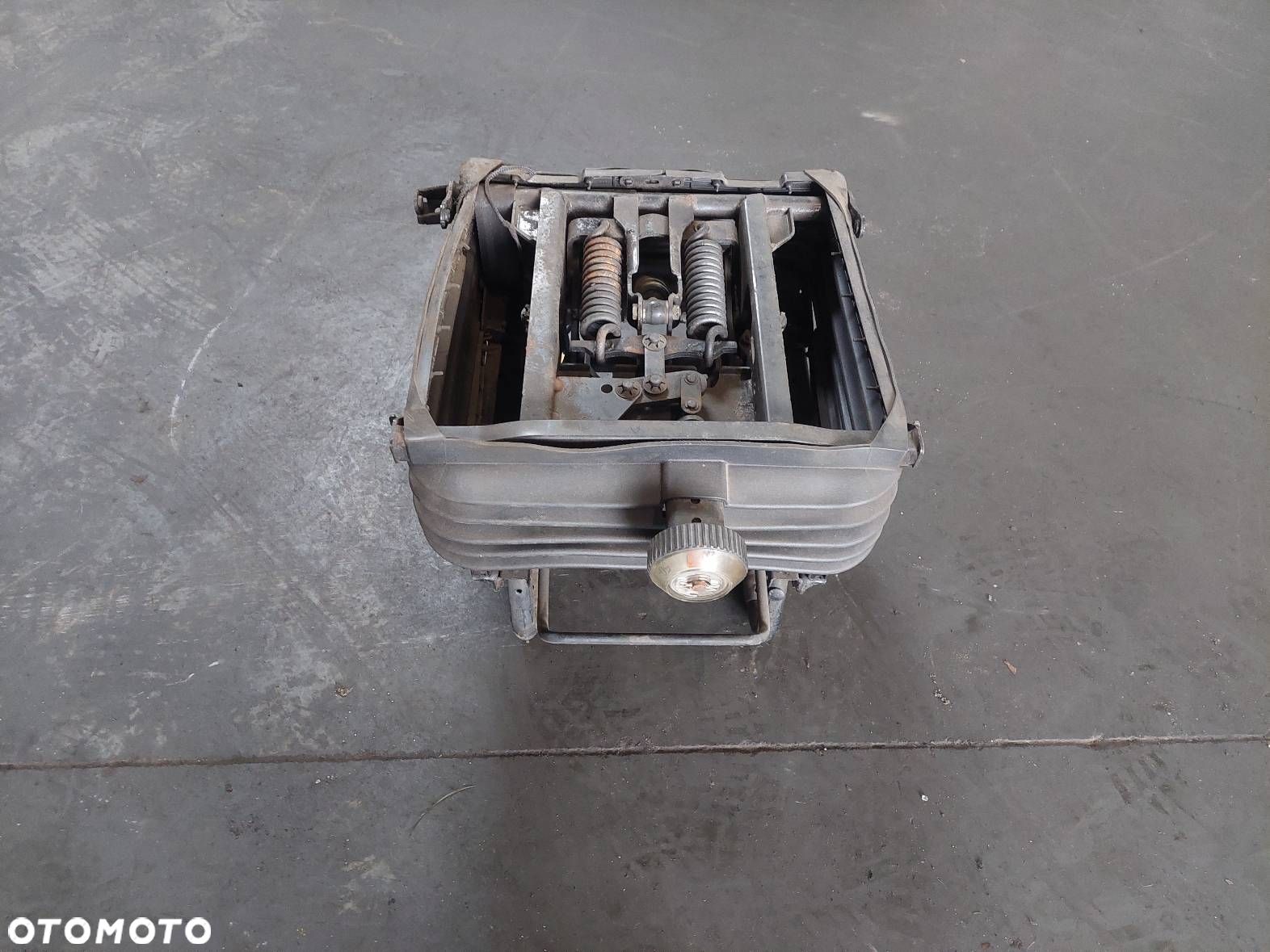 PODSTAWA FOTELA LEWY PRZÓD KIEROWCY IVECO DAILY IV LIFT 19- - 1