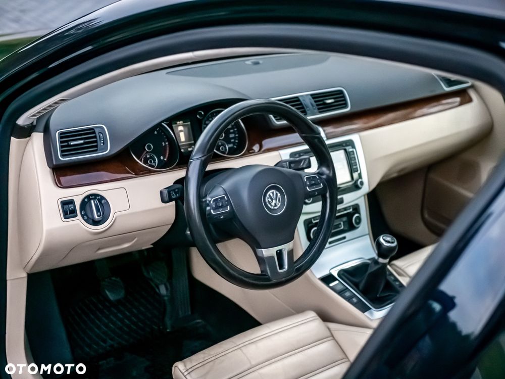 Volkswagen Passat 2.0 TDI DPF Highline - 23