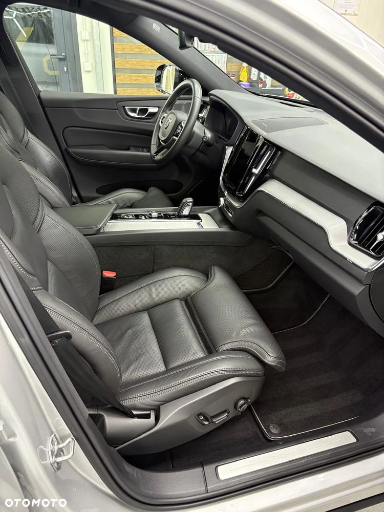 Volvo XC 60 T8 Plug-In Hybrid AWD R-Design - 22