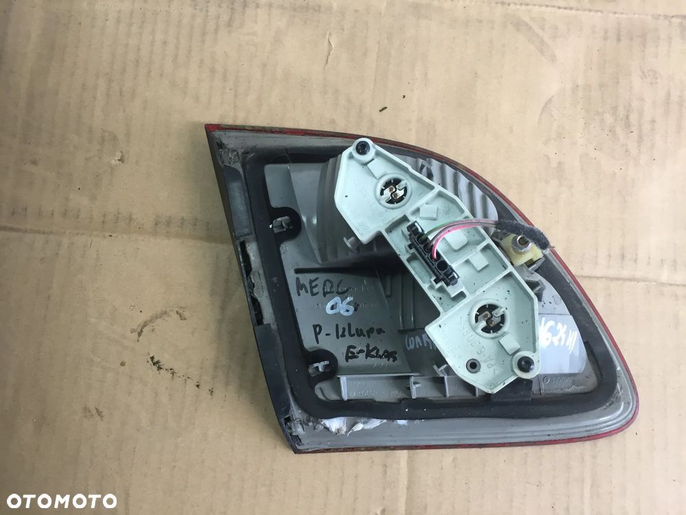 MERCEDES E KLASA W211 06R KOMBI LAMPA PRAWA W KLAPĘ A2118203064 - 2