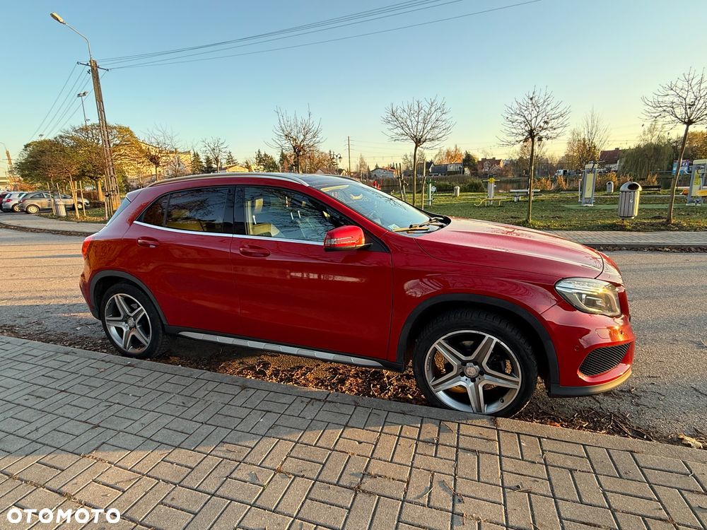 Mercedes-Benz GLA 250 4Matic 7G-DCT - 12