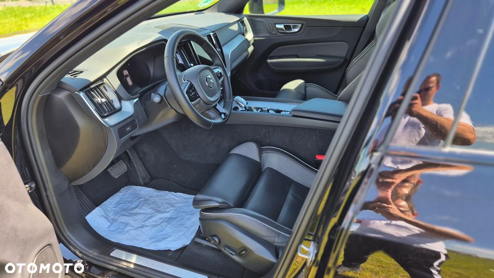 Volvo XC 60 B4 D Plus Dark - 27