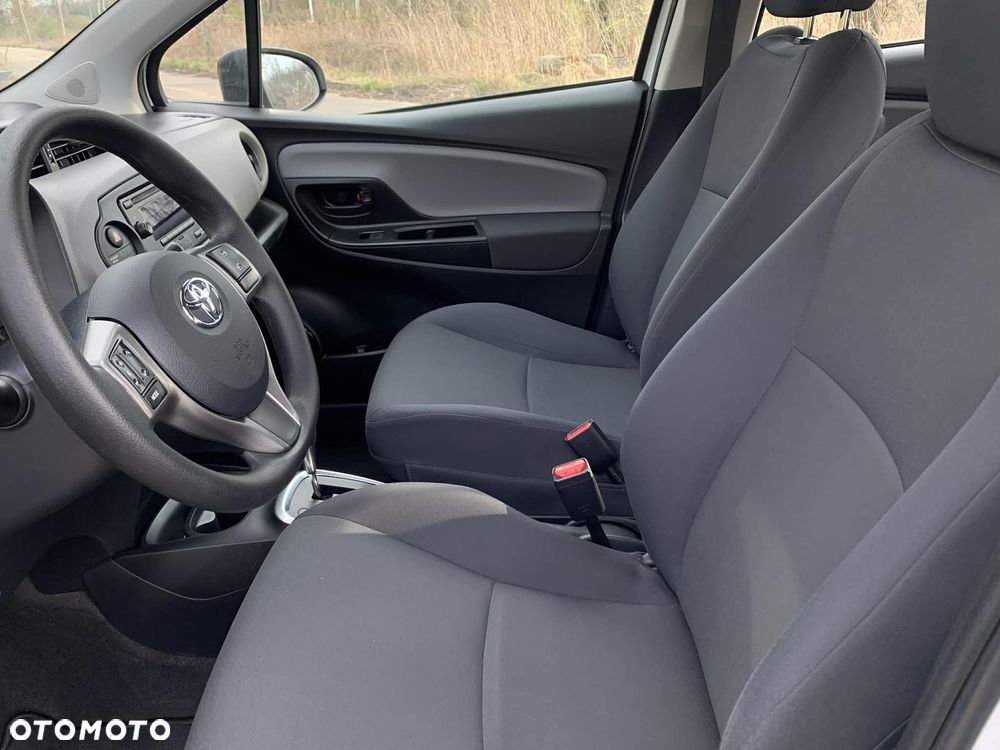 Toyota Yaris Hybrid 100 Active - 12