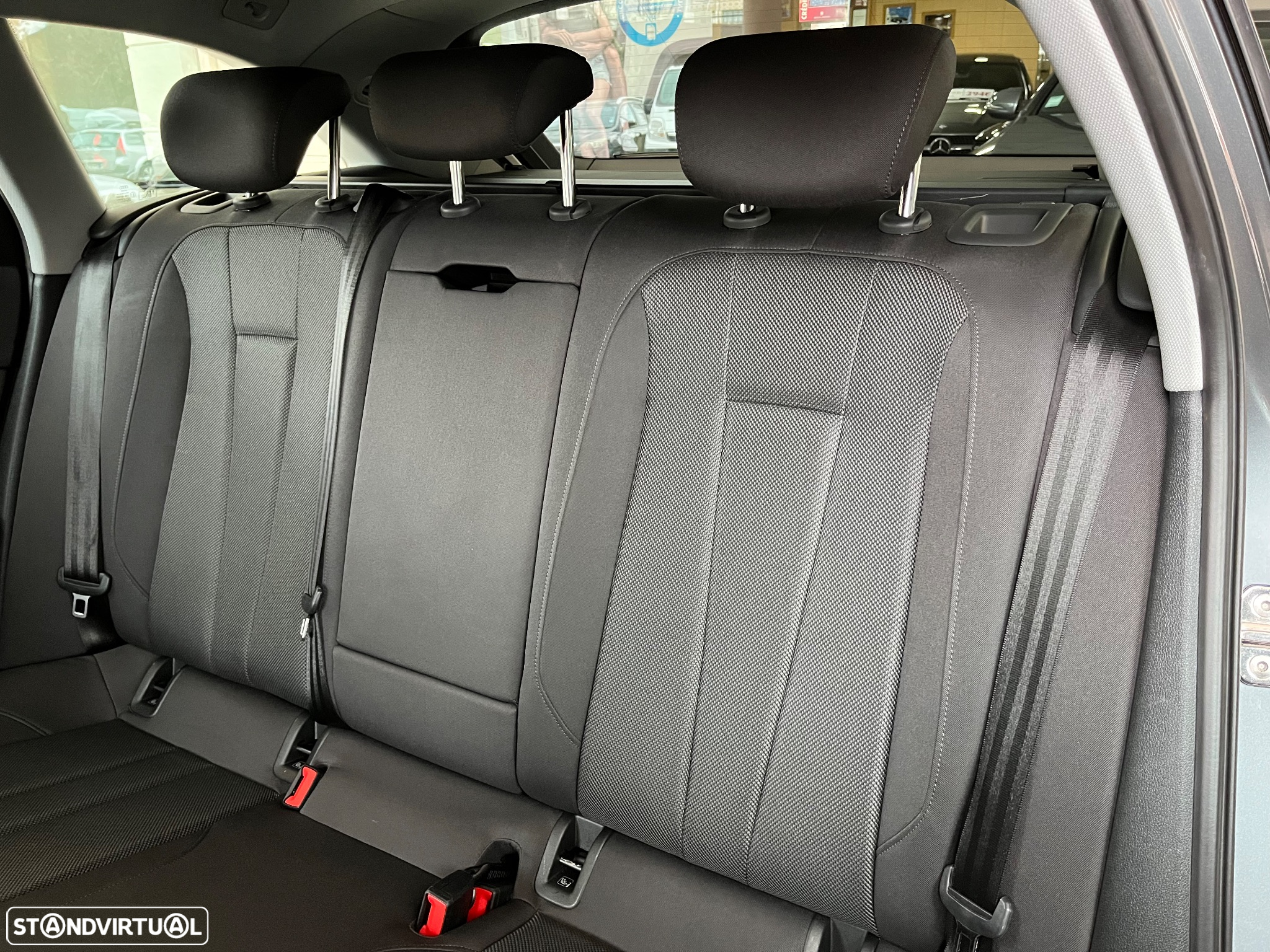 Audi A4 Avant 35 TDI Design S tronic - 32