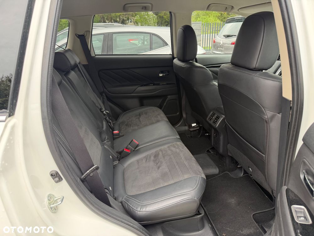 Mitsubishi Outlander 2.4 4WD Diamant - 25
