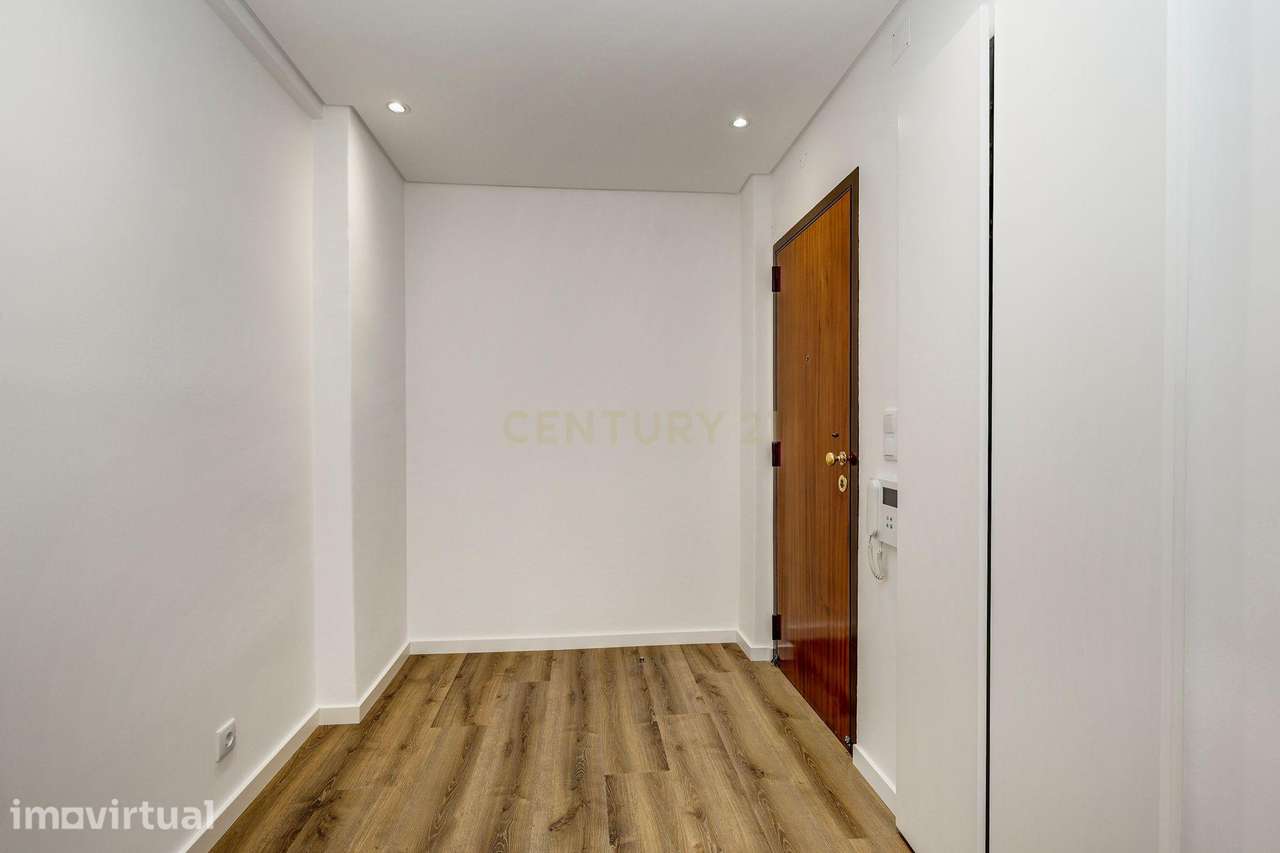 Apartamento T2 totalmente remodelado, pronto a estrear, localizado na - Grande imagem: 4/22