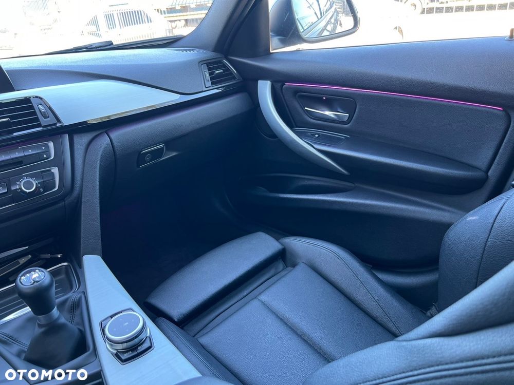 BMW Seria 3 318d Sport Line - 19