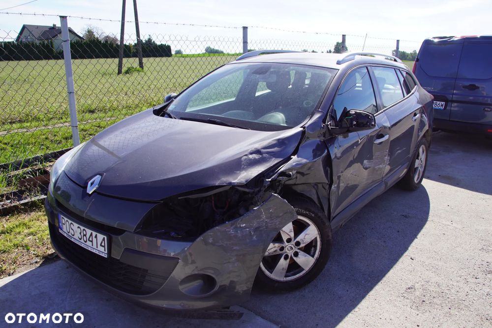 Auto na części - Renault Megane III 1.6 16V 110 KM K4M858 TL4030 TEB66 2011R Silnik Skrzynia Drzwi Błotnik Klapa Zderzak Lampa Lusterko Klamka Szyba Deska Kokpit Sterownik Moduł Czujnik Licznik Wyświetlacz Panel Kierownica - 3