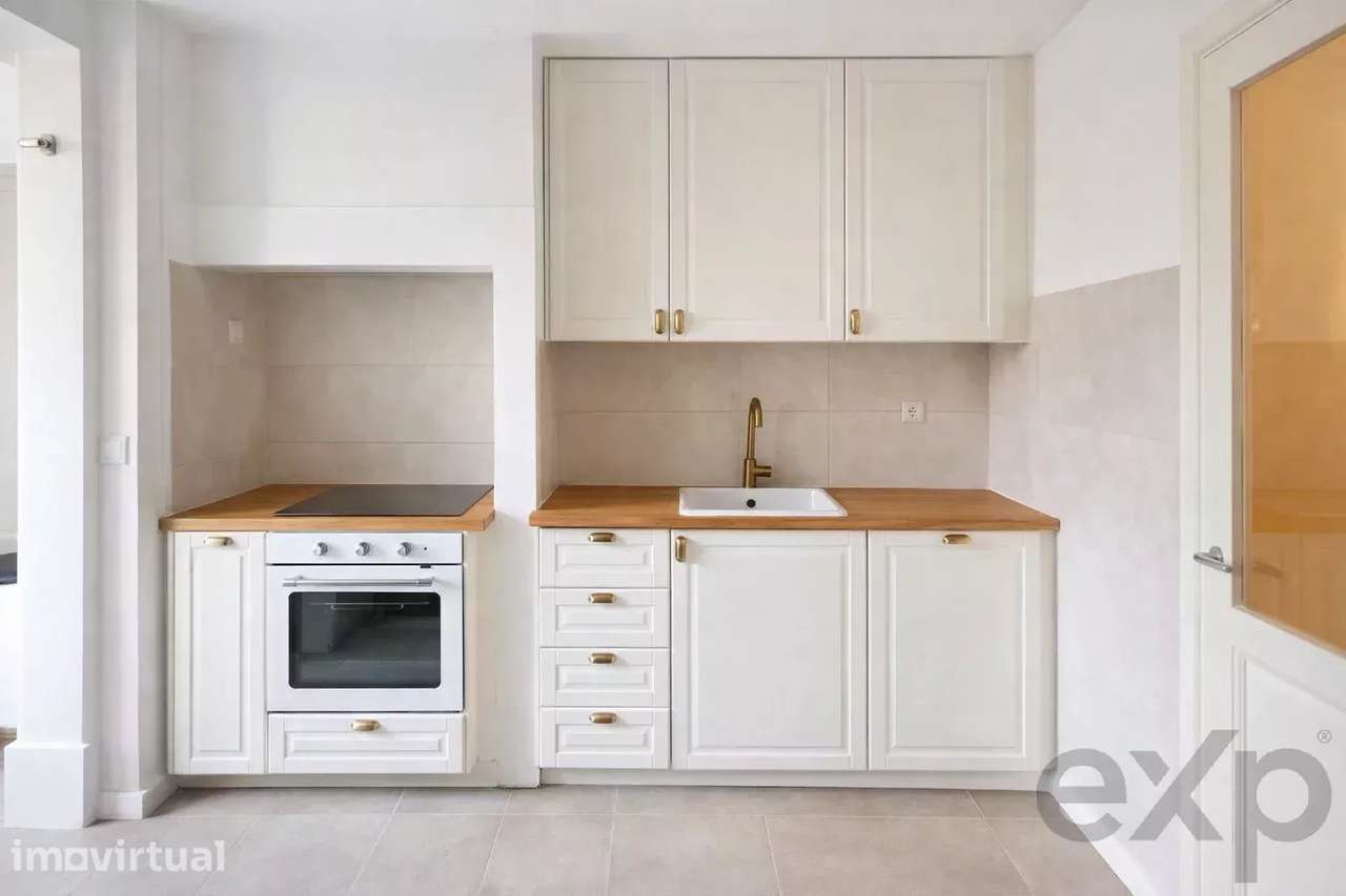 Vende-se apartamento T1+1 em Campo de Ourique - Grande imagem: 2/9