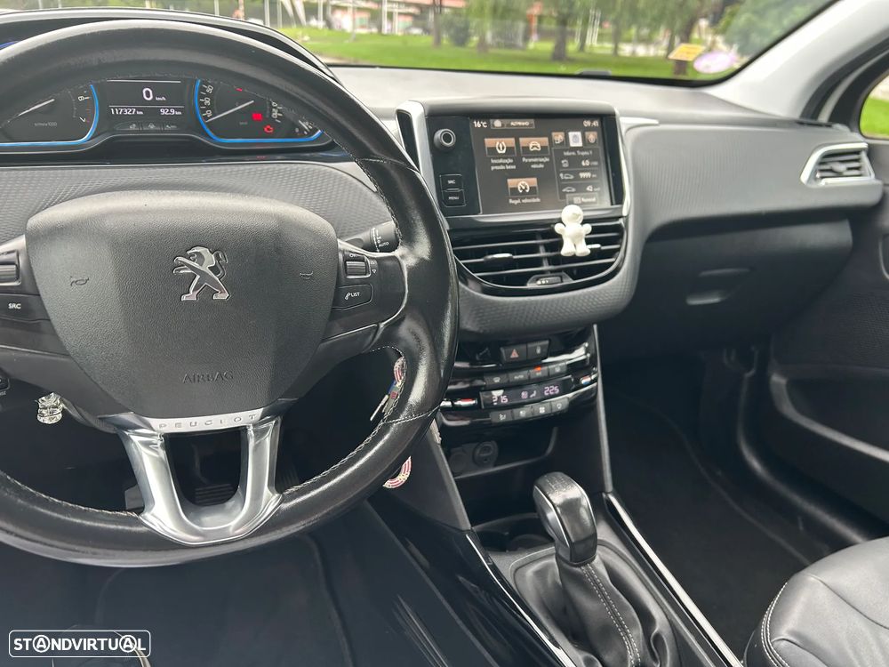 Peugeot 2008 1.2 PureTech Allure - 16