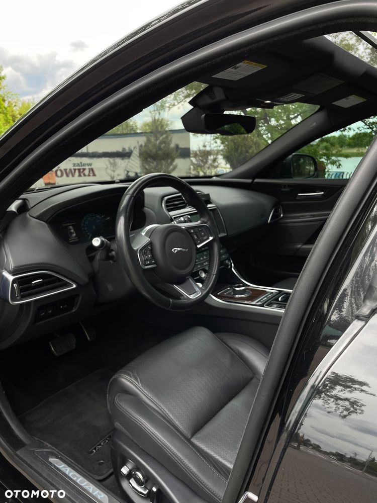 Jaguar XE 30t AWD Portfolio - 10