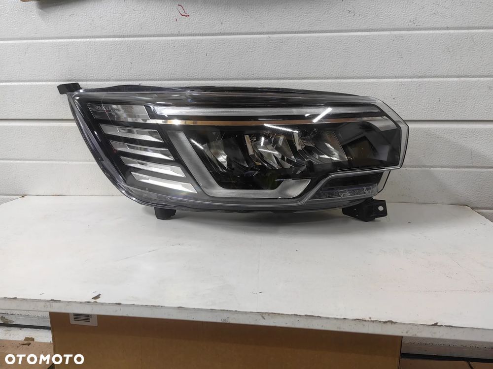 Renault Trafic IV Lampa przednia prawa - 1