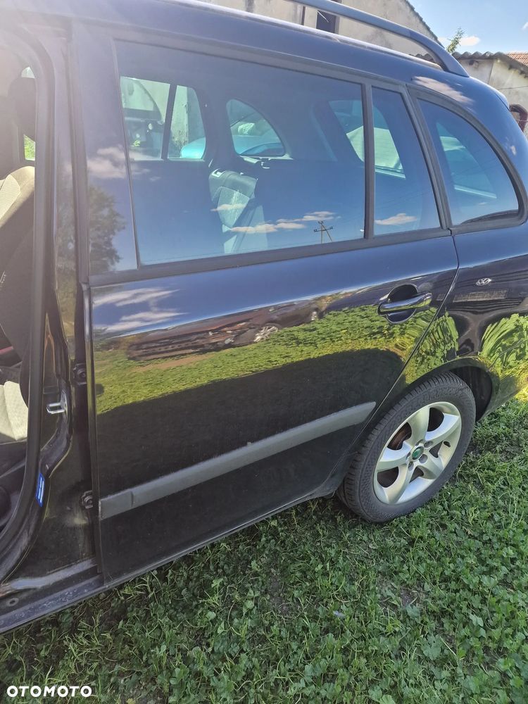 Drzwi  lewy  tył  skoda  Fabia  II  kombi  w kolorze  LF9R - 2