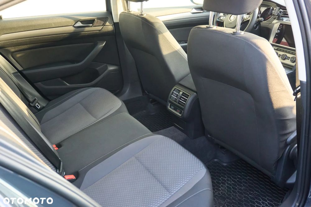 Volkswagen Passat 2.0 TDI SCR Trendline - 19