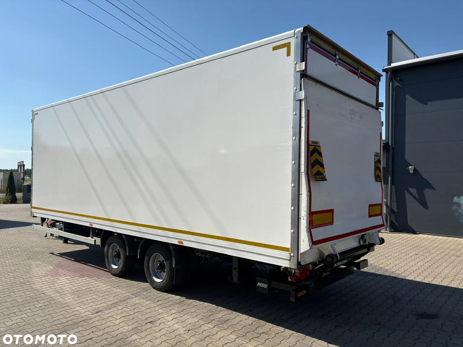 Plandex Przyczepa tandem IZOTERMA + WINDA / PRZEJAZDOWA / DMC 10.900kg / osie BPW - 10