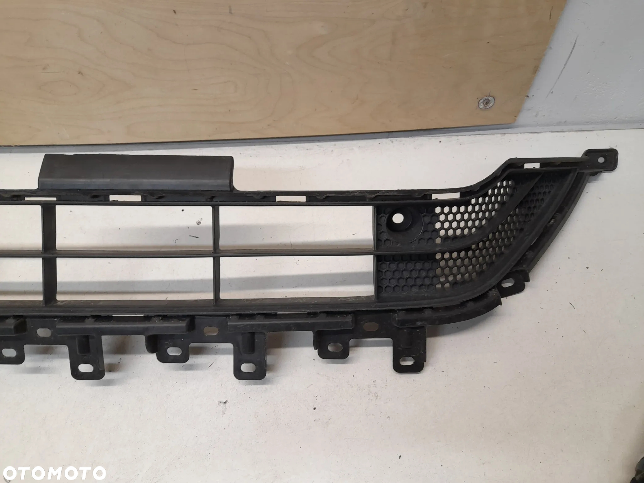 MITSUBISHI ECLIPSE CROSS LIFT 2021- KRATKA DOLNA ZDERZAKA PRZÓD 6402A587 - 4