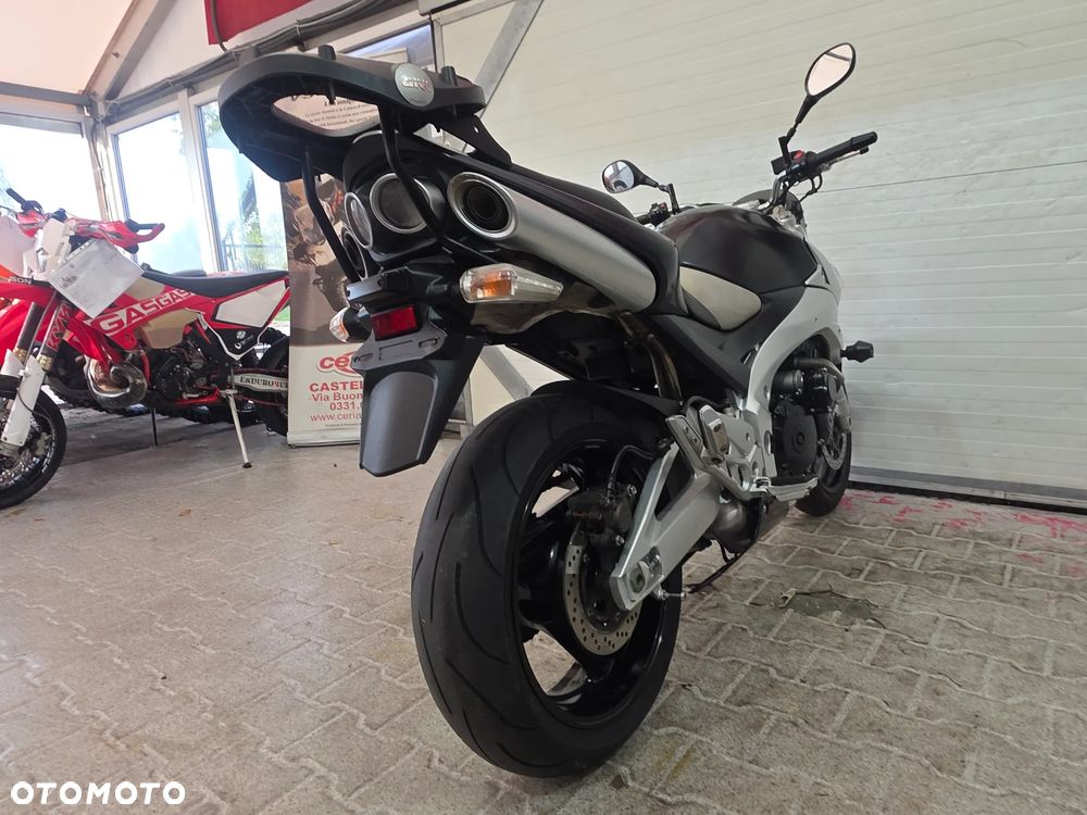 Suzuki GSR - 21