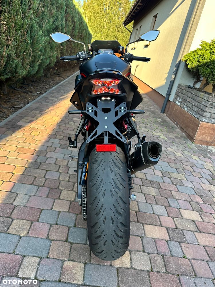 Kawasaki H2 - 10