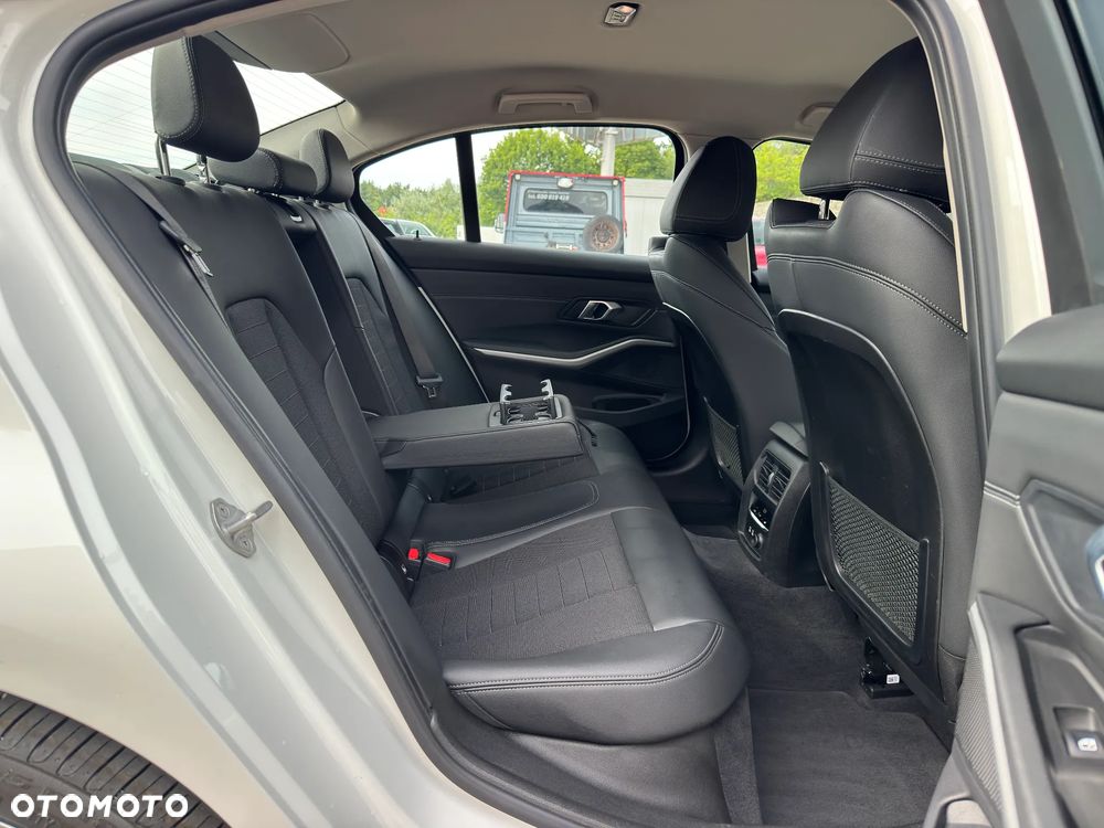 BMW Seria 3 320d xDrive - 25