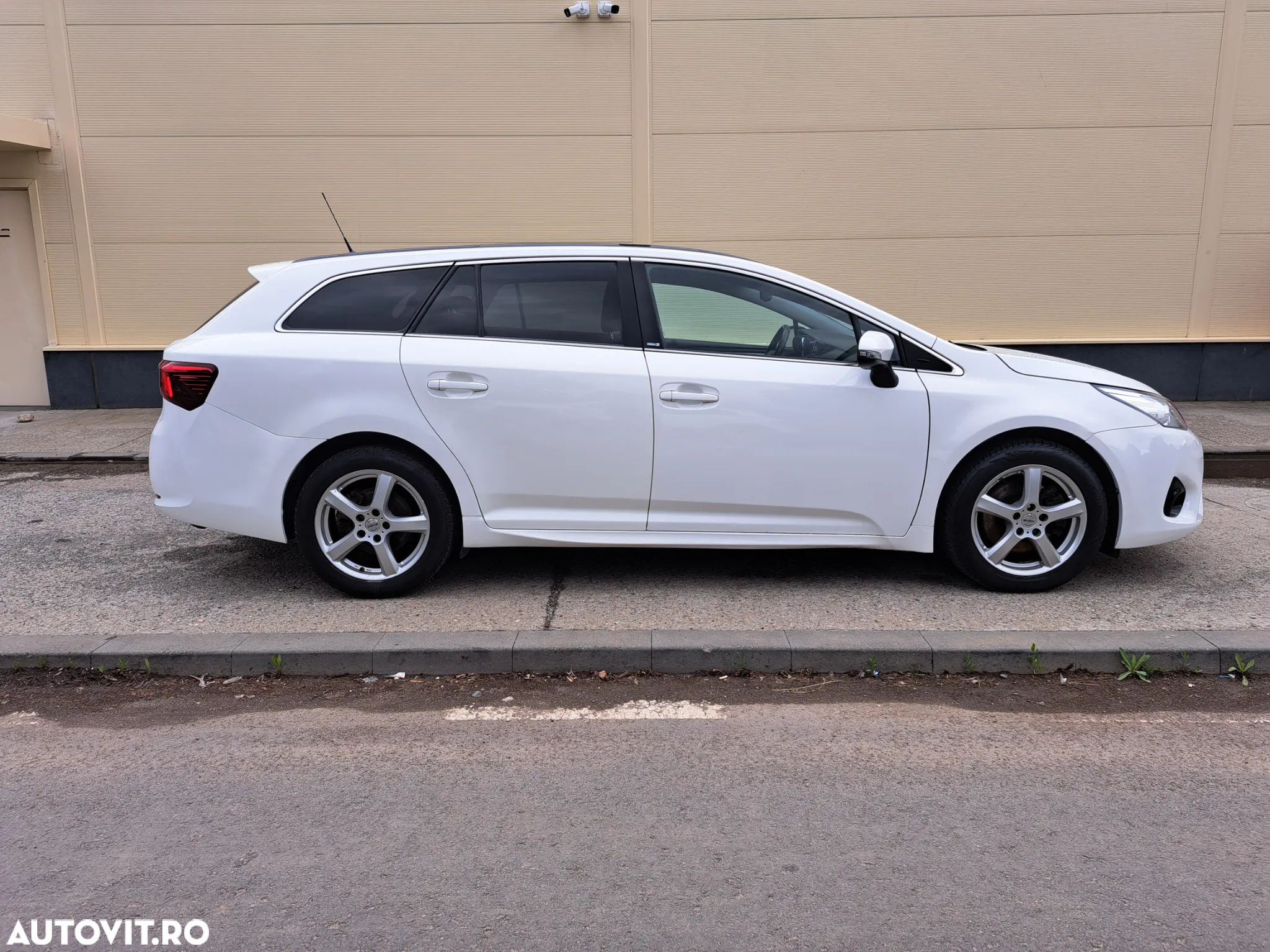 Toyota Avensis 2.0 D-4D Executive - 4