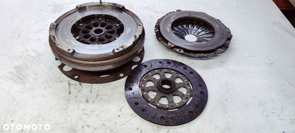 SPRZĘGŁO KOŁO DWUMAS AUDI A4 A5 1.8 0B1105266AA *4 - 1