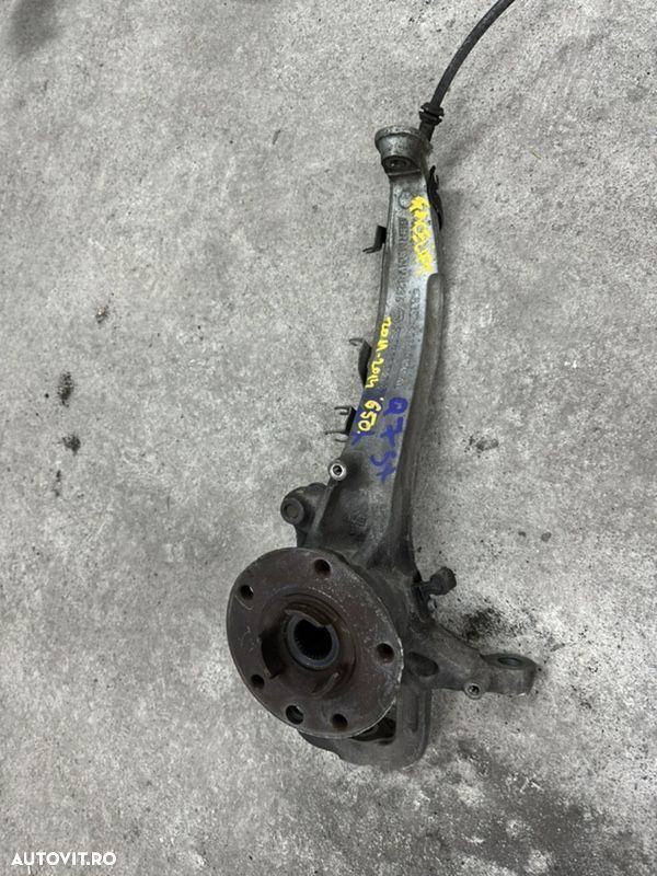 Fuzeta stanga cu rulment AUDI Q7 facelift  an 2010-2014 cod 7P6407245A - 2