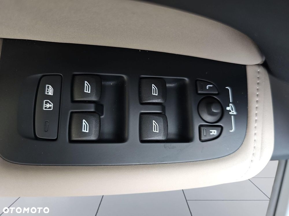 Volvo XC 60 B5 B AWD Plus Dark - 21