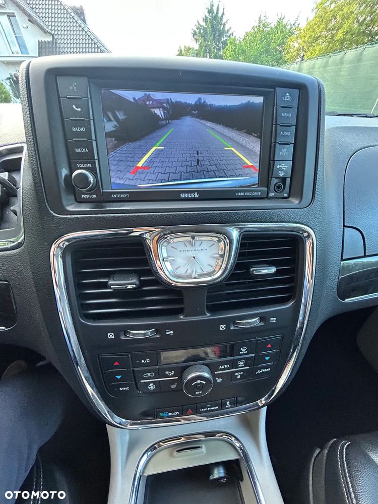 Chrysler Town & Country 3.6 Limited - 9