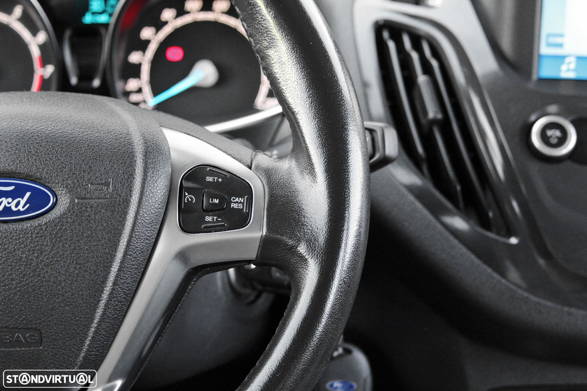 Ford Tourneo Courier 1.0 EcoBoost Titanium - 23