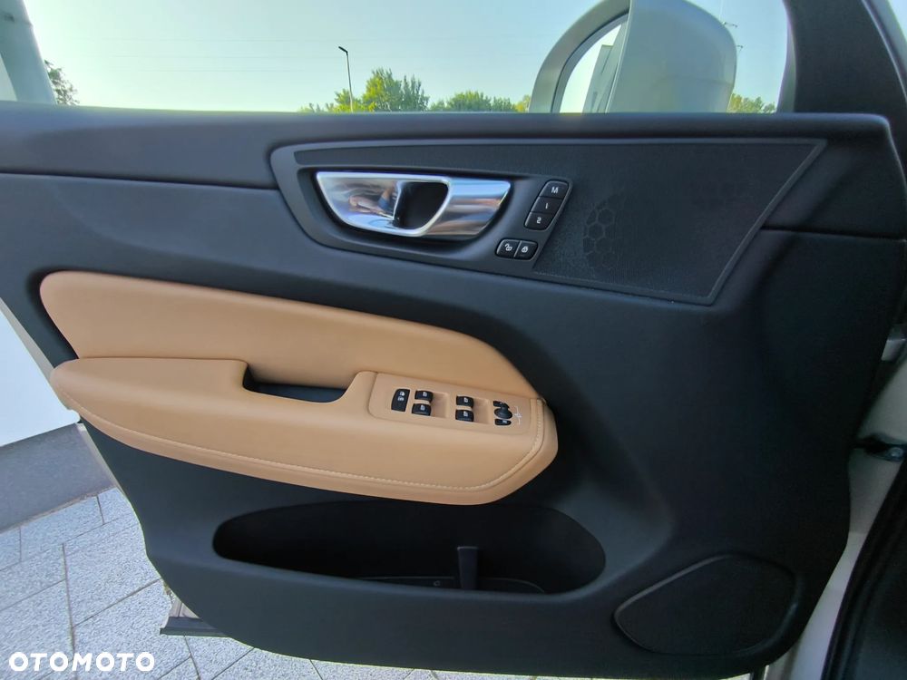 Volvo XC 60 B5 B AWD Plus Bright - 32