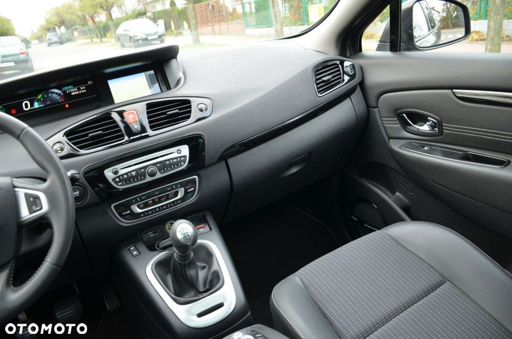 Renault Grand Scenic - 32