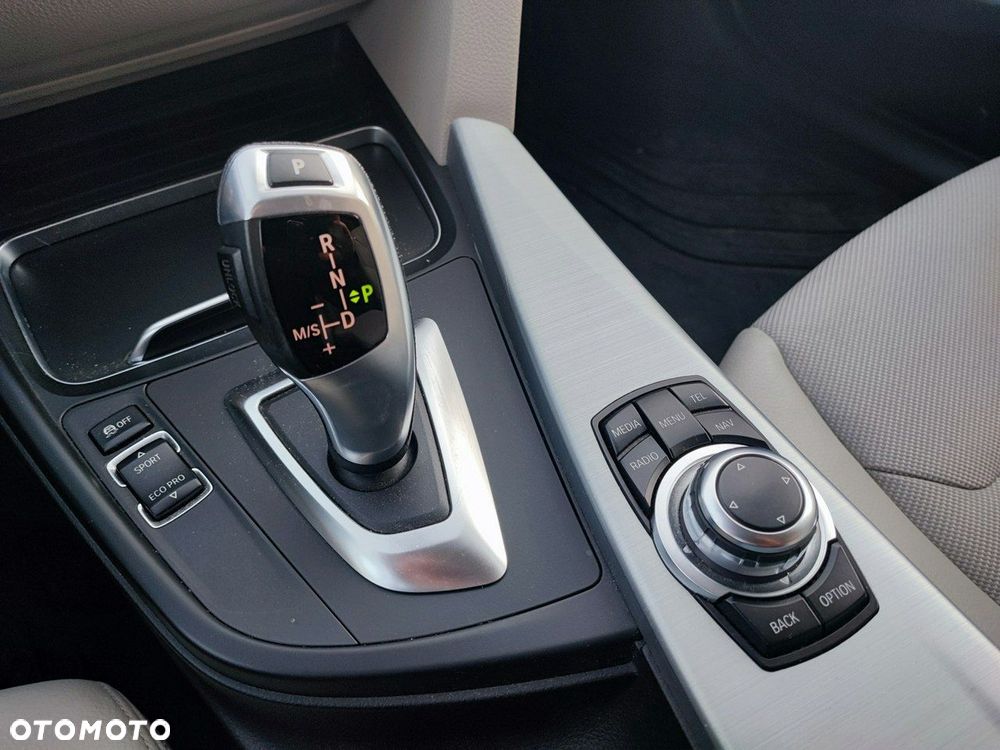 BMW Seria 3 318i - 16