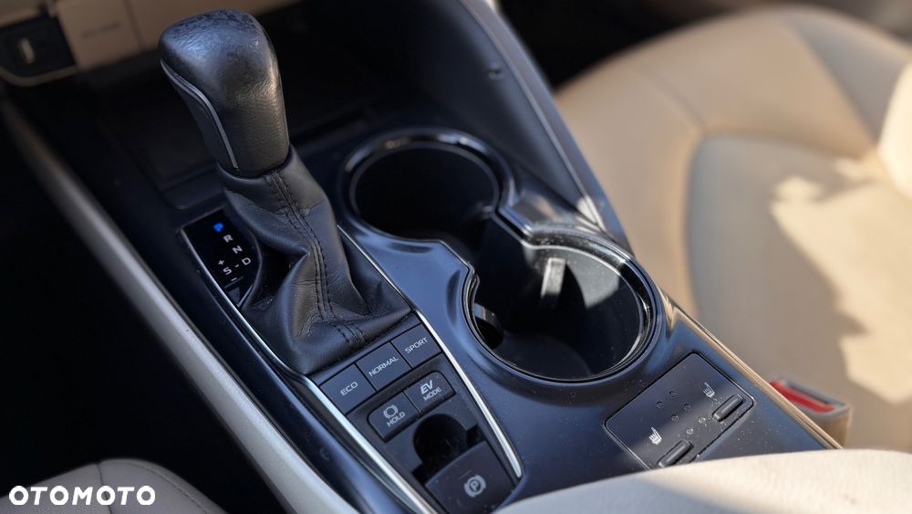 Toyota Camry 2.5 Hybrid Comfort CVT - 24